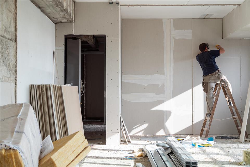 Die Sanierung und Erweiterung von bestehenden Immobilien gewinnt an Bedeutung. Doch entscheidend bleibt das Budget, sagen Fachleute für energetische Sanierungen.