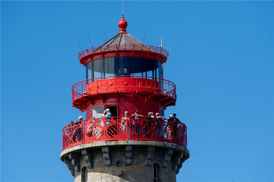 Die Sanierungsarbeiten am 35 Meter hohen Leuchtturm sind beendet.Stefan Sauer/dpa