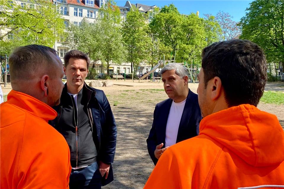 Die Sauberkeit der Spielplätze im Blick: Die SPD-Politiker Krach und Saleh. Torsten Holtz/dpa