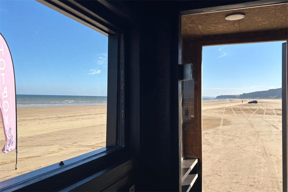 Die Sauna auf Rädern kann am weitläufigen Strand in Nordirland hin und her gefahren werden - dorthin, wo es gerade am schönsten ist.Anna Isaksson/Hotbox/dpa-tmn