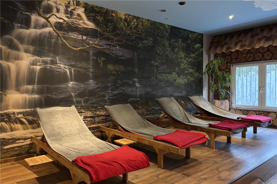 Die Sauna lädt ein zum Entspannen.