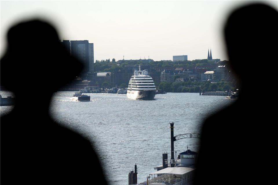 Die „Scenic Eclipse II“ fährt auf der Elbe in den Hafen von Hamburg ein.Marcus Brandt/dpa