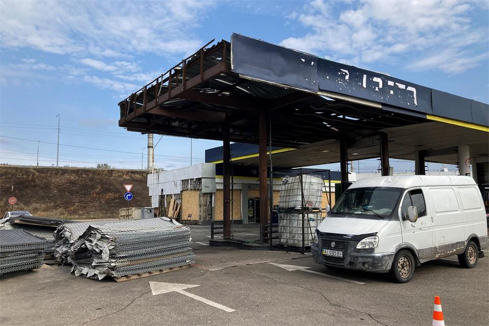 Die Schäden an einer Tankstelle sind provisorisch repariert worden. (Archivbild)Friedemann Kohler/dpa