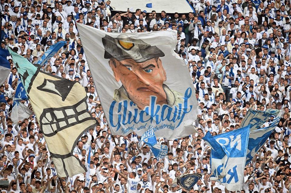 Die Schalker Fans fiebern dem Bundesligastart entgegen. (Archivbild)Bernd Thissen/dpa