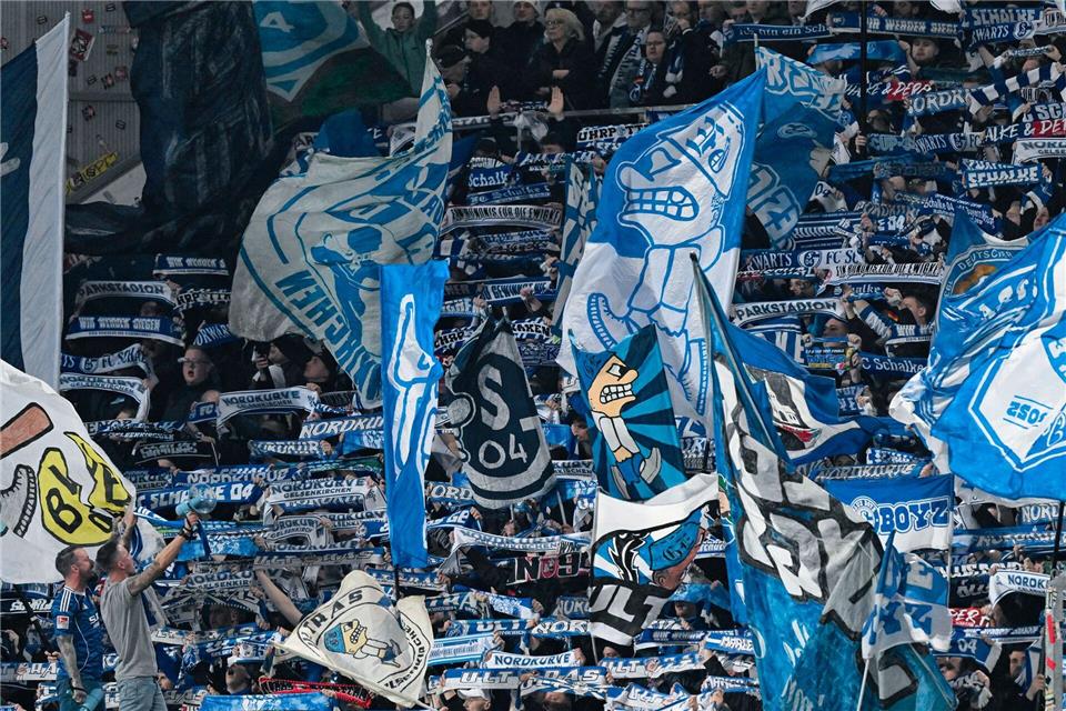 Die Schalker Fans unterstützten ihre Mannschaft auch in Darmstadt wieder lautstark.Uwe Anspach/dpa