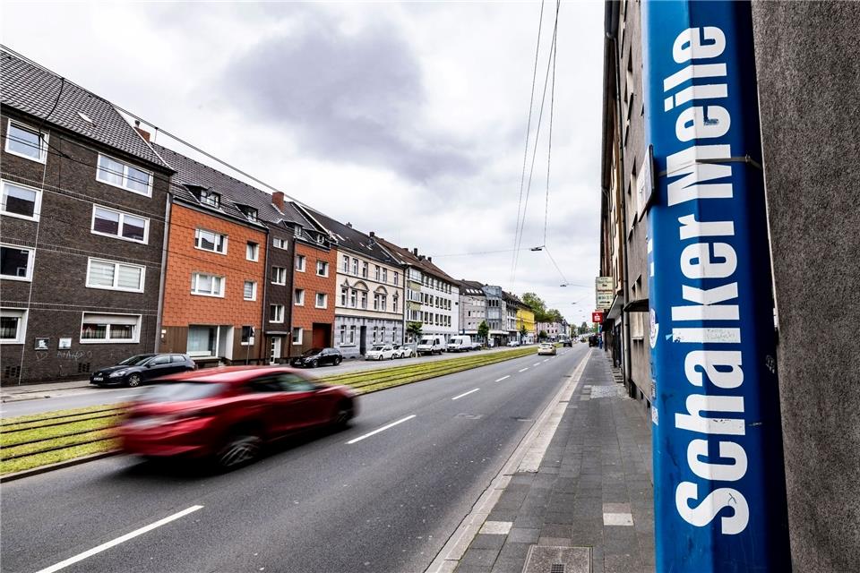 Die Schalker Meile mit einigen alten Kneipen und blau-weiss dekorierten Schaufenstern.