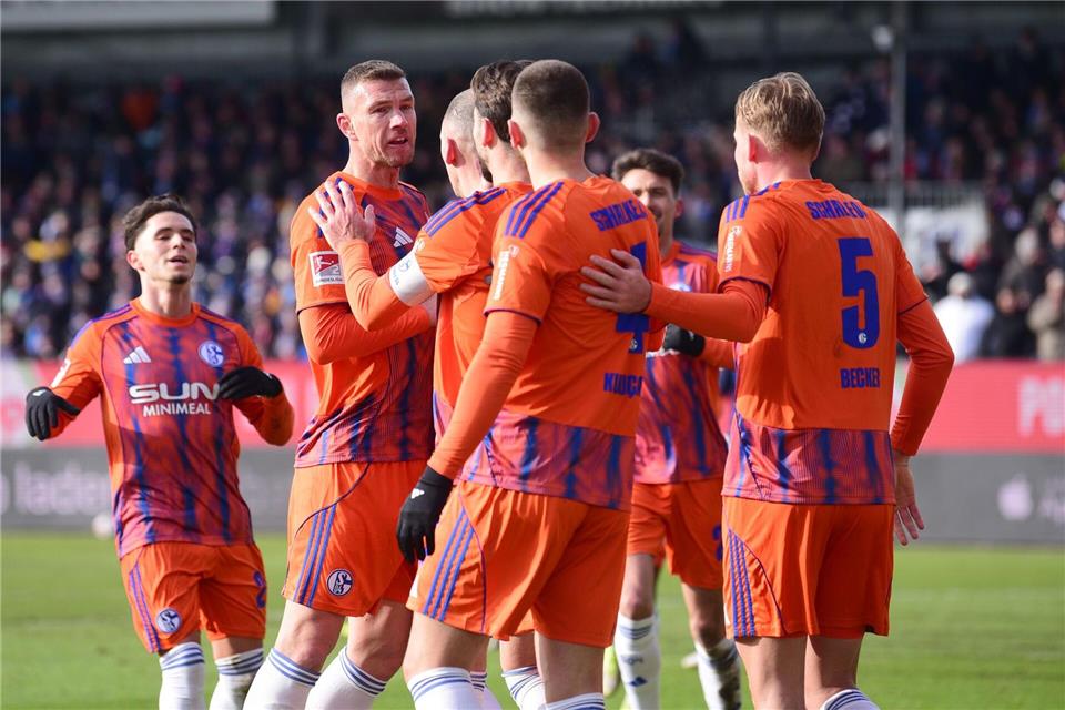 Die Schalker Spieler hatten beim Sieg bei Holstein viel zu jubeln.  Daniel Bockwoldt/dpa