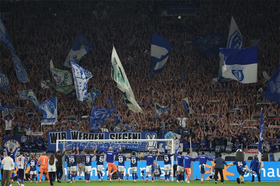 Die Schalker Spieler werden gefeiert.Fabian Strauch/dpa