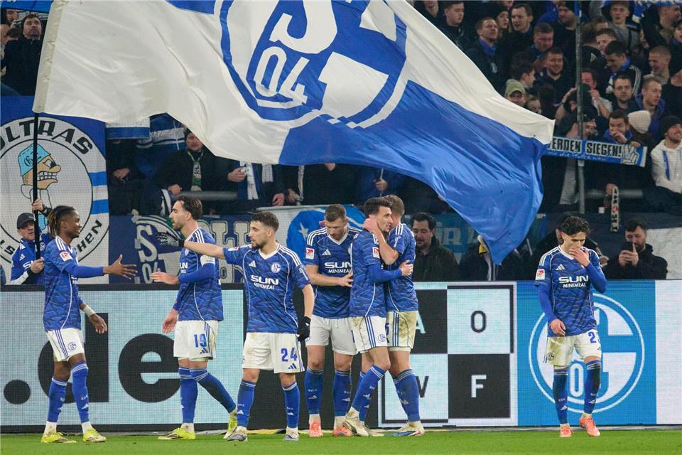 Die Schalker Spieler wurden von den Fans gefeiert.Bernd Thissen/dpa