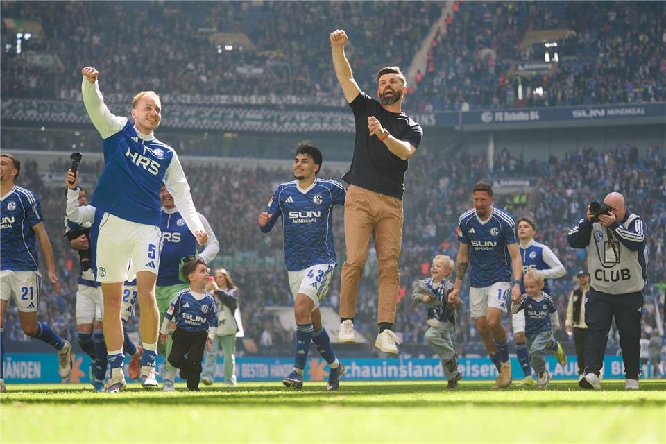 Die Schalker feiern mit ihren Fans.Bernd Thissen/dpa
