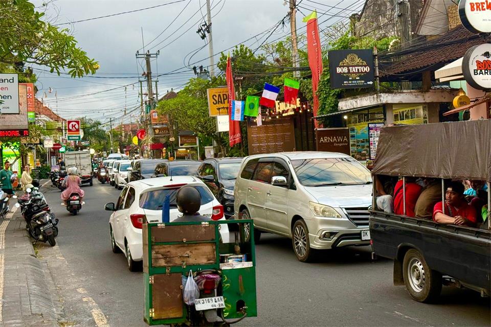 Die Schattenseite des Ruhms ist der Verkehr: In Ubud herrscht meistens Stau.Carola Frentzen/dpa