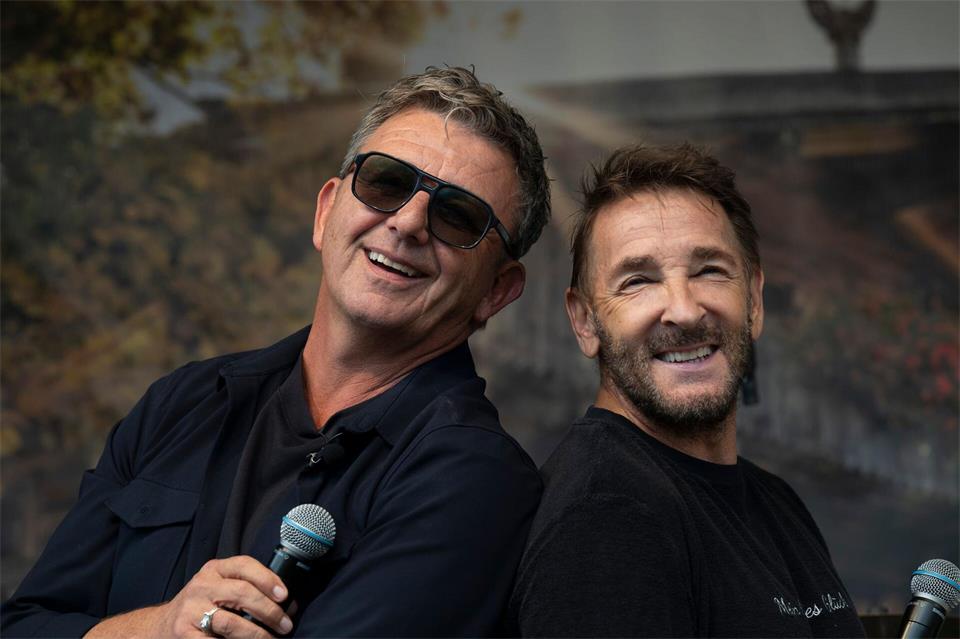 Die Schauspieler Hans Sigl (l) und Mark Keller begeisterten das Publikum mit Humor und Selbstironie.Peter Kneffel/dpa
