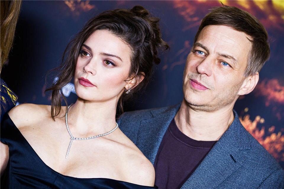 Die Schauspieler Harriet Herbig-Matten und Tom Wlaschiha bei einem Photocall am Rande der Premiere der Serie „Schwarzes Gold“.Moritz Frankenberg/dpa