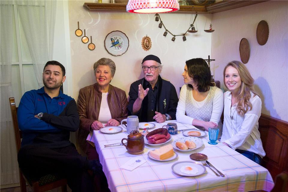 Die Schauspieler Hüseyin Ekici (Orkan Kortuglu), Marie-Luise Marjan (Helga Beimer), der Produzent der Fernsehserie „Lindenstraße“, Hans W. Geißendörfer, und die Schauspielerinnen Daniela Bette (Angelina Buchstab) und Clara Dolny (Josi Stadler) sitzen in Speyer im Museum Wilhelmsbau am Technik Museum in der Originalkulisse der Wohnküche der „Lindenstraße“-Hausmeisterin Else Kling.picture alliance / dpa