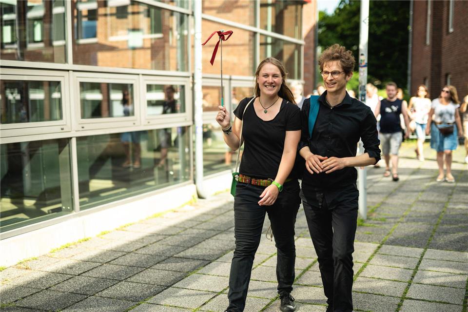 Die Schauspieler Laura Berkemeyer und Christian Berlin vom Münsteraner Improvisationstheater „Peng! Impro“ bieten einen „lebendigen Stadtspaziergang“ durch Borken an.