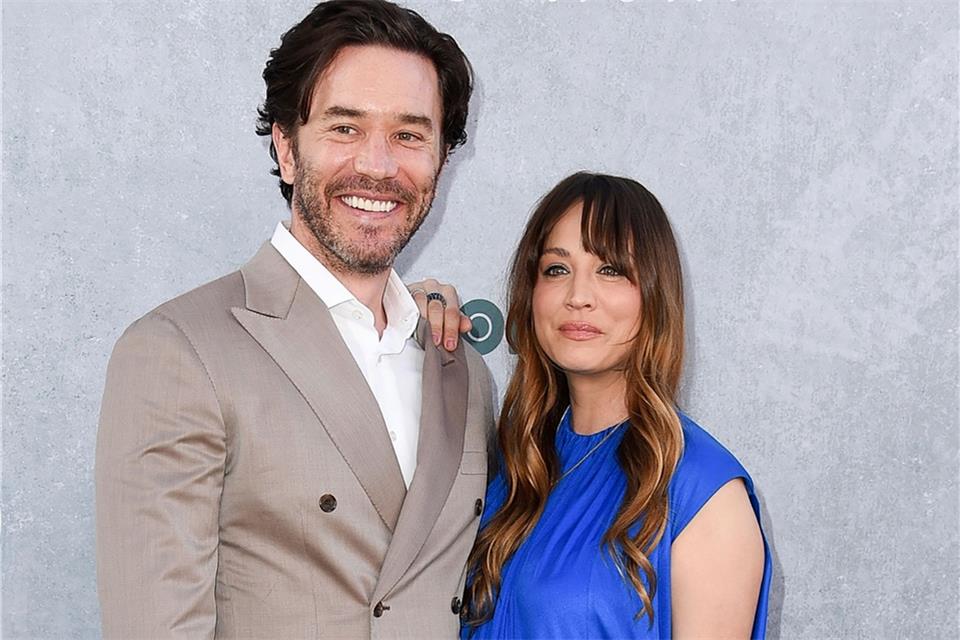 Die Schauspieler Tom Pelphrey und Kaley Cuoco haben sich bei Dreharbeiten kennengelernt.