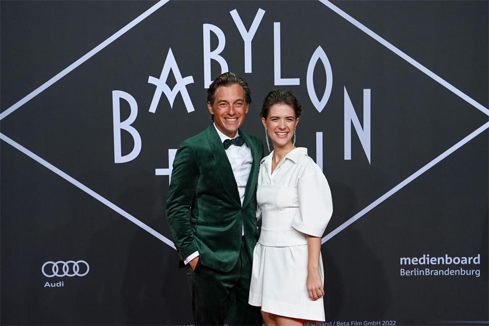 Die Schauspieler Volker Bruch und Liv Lisa Fries sind die Hauptdarsteller der TV-Serie „Babylon Berlin“ (Archivbild)Jens Kalaene/dpa