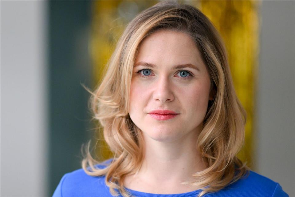 Die Schauspielerin Laura Lippmann spielt die titelgebende Rolle in der neuen Sat.1-Vorabendserie „Frieda - Mit Feuer und Flamme“. (Archivbild)Jens Kalaene/dpa