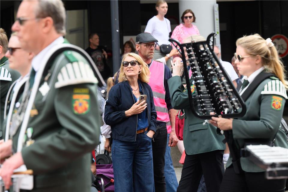 Die Schauspielerin Maria Furtwängler (M) steht bei einer Drehpause für einen neuen „Tatort“ inmitten des realen Schützenausmarsches.Julian Stratenschulte/dpa