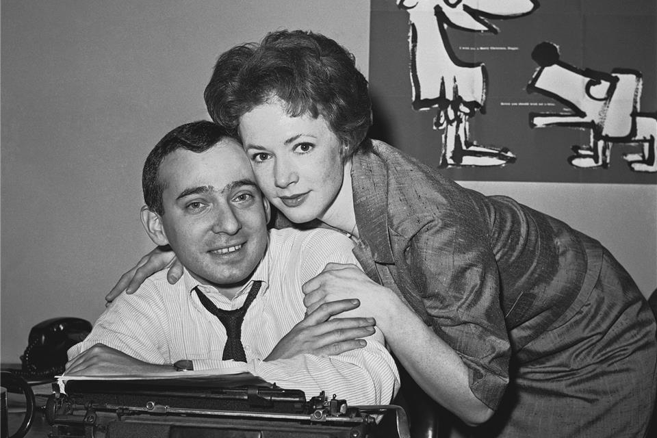 Piper Laurie mit 91 Jahren gestorben Die Schauspielerin Piper Laurie umarmt ihren späteren Ehemann, den Theaterreporter und Filmkritiker Joseph M. Morgenstern (1961).