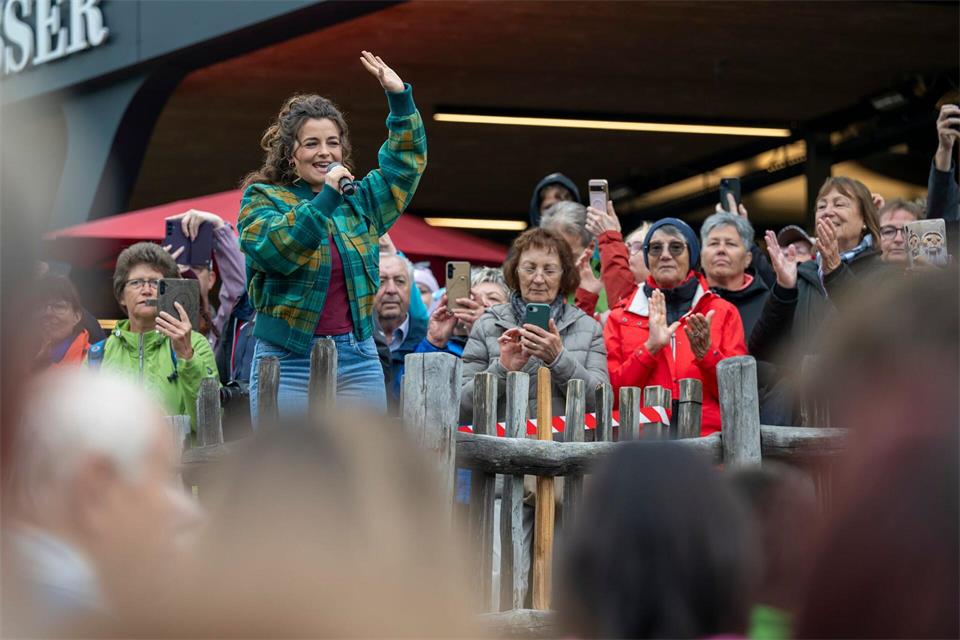 Die Schauspielerin und Sängerin Ronja Forcher sang „Herzensmensch“.Peter Kneffel/dpa