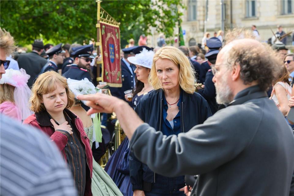 Die Schauspielerinnen Luise von Stein (l) und Maria Furtwängler stehen bei Dreharbeiten für einen neuen fiktiven „Tatort“ inmitten des realen Schützenausmarsches am Neuen Rathaus.Julian Stratenschulte/dpa