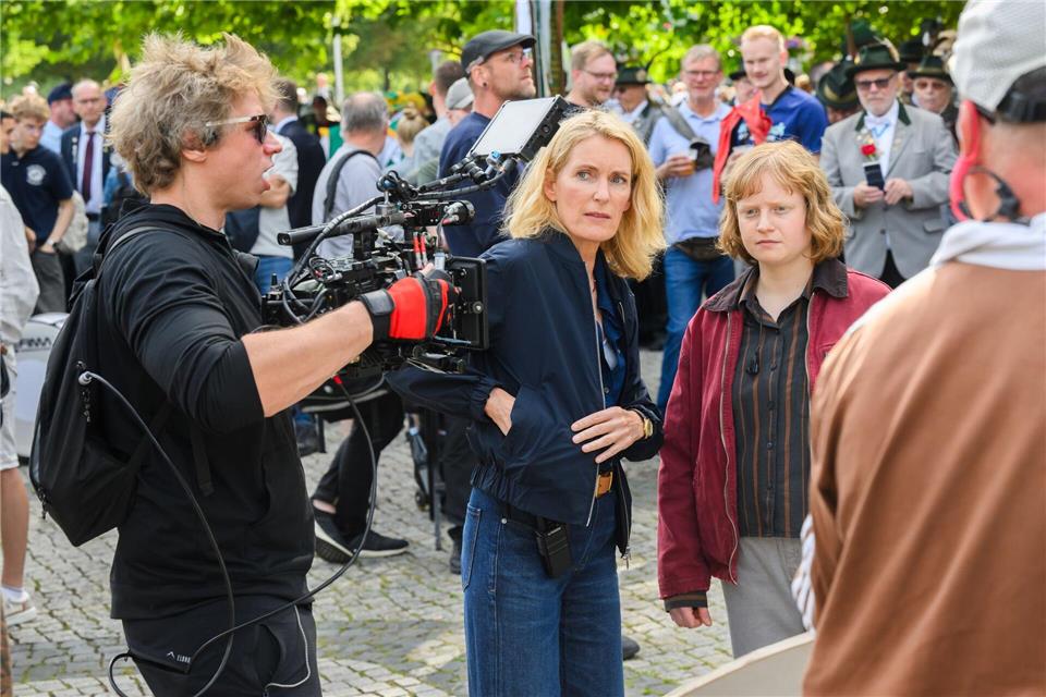 Die Schauspielerinnen Maria Furtwängler (l) und Luise von Stein spielen eine Szene bei Dreharbeiten für einen neuen fiktiven „Tatort“ inmitten des realen Schützenausmarsches am Neuen Rathaus. Julian Stratenschulte/dpa