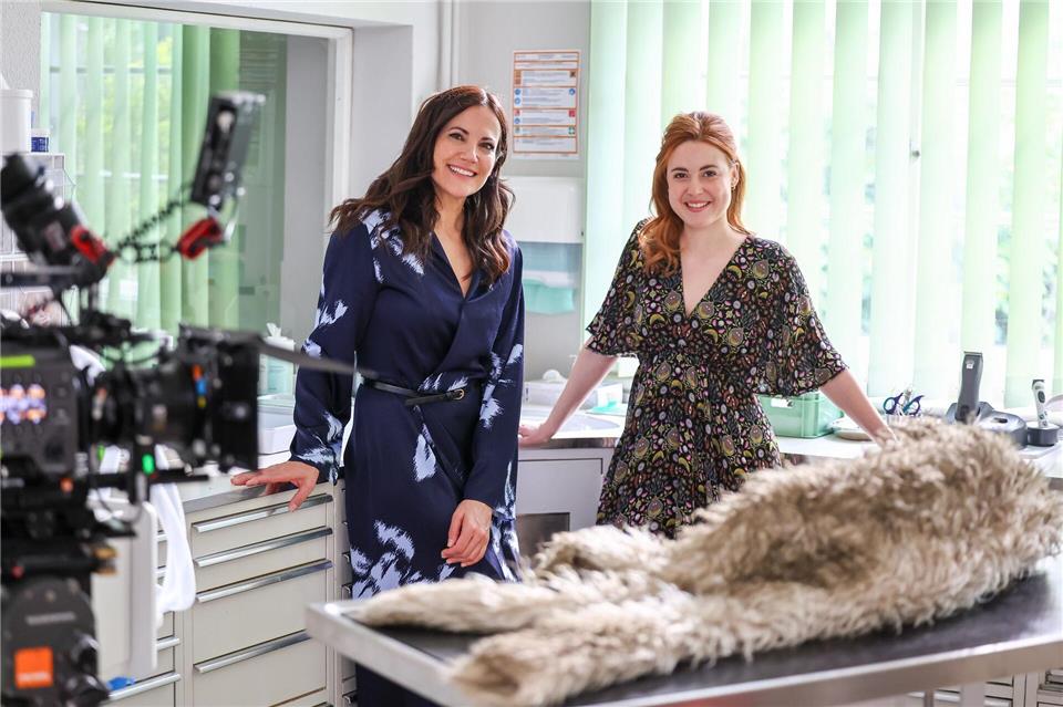 Die Schauspielerinnen Bettina Zimmermann (links) als Tierärztin Maja Freydank und Meriel Hinsching als ihre Kollegin Julia Kramer am Set für die Spielfilm-Reihe „Zwei Frauen für alle Felle“. (Archivbild)Jan Woitas/dpa