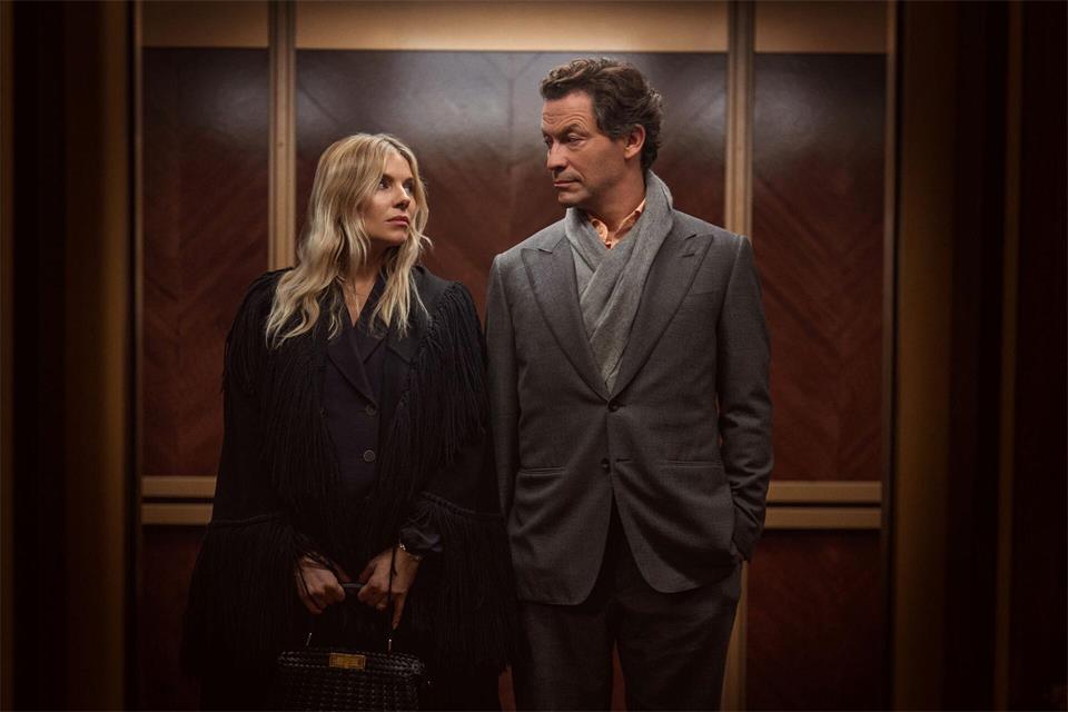 Die Schauspielstars Sienna Miller und Dominic West sind in der Serie „War“ zu sehen.Justin Downing/Sky Studios/dpa