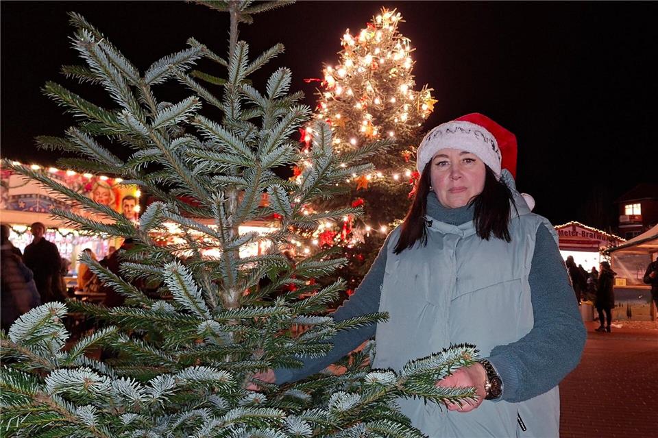 Die Schausteller des Weihnachtsmarktes in Kirchweyhe verschenken Weihnachtsbäume an Bedürftige.Kai Moorschlatt/dpa