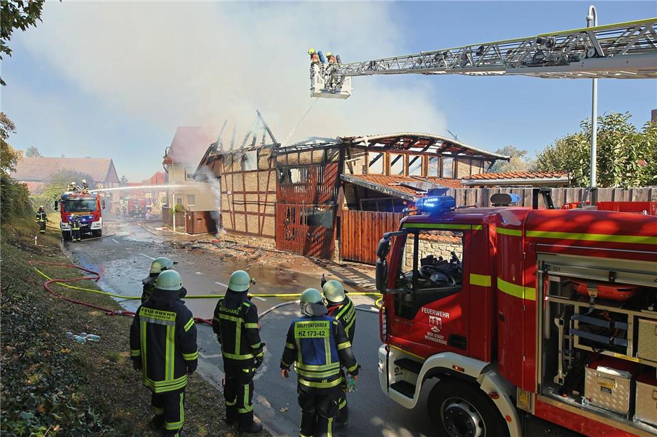Großeinsatz der Feuerwehr wegen brennender Scheune Die Scheune befindet sich mitten im Ort. Matthias Bein/dpa