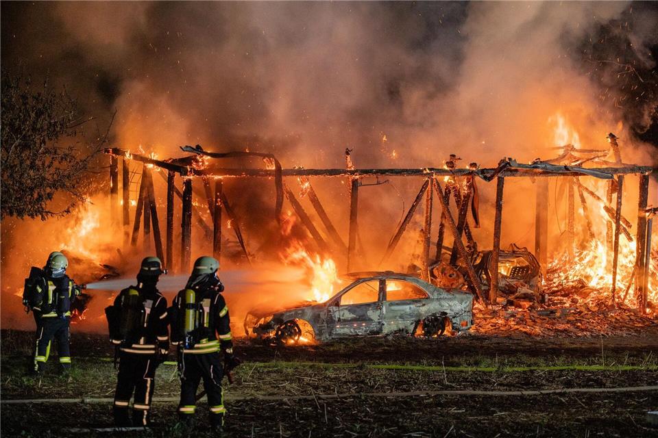 Die Scheune brannte bis auf die Grundmauern nieder. Ferdinand Merzbach/NEWS5/dpa