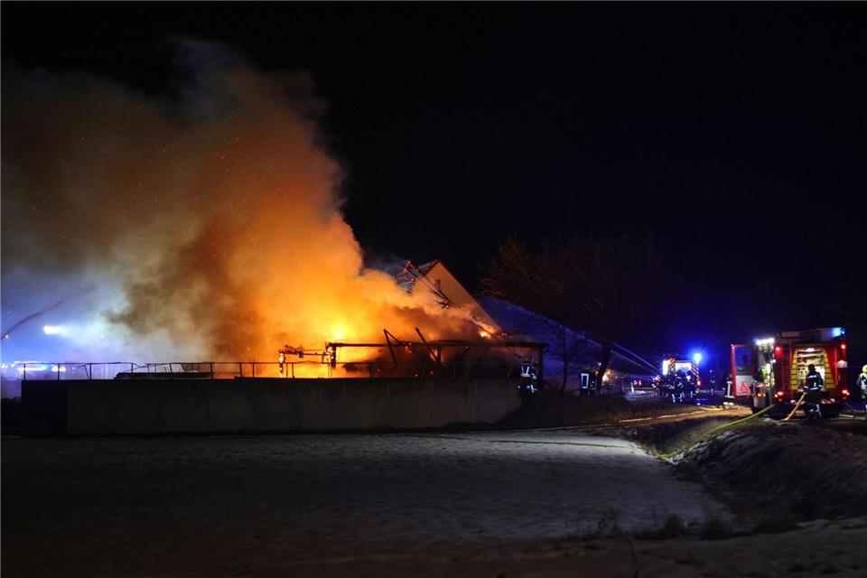 Die Scheune stand beim Eintreffen der Einsatzkräfte in Brand.Markus Zahn/NEWS5/dpa