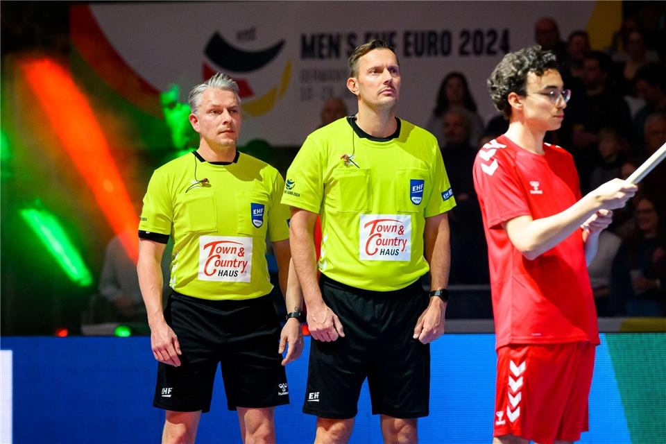 Die Schiedsrichter Robert Schulze (l) und Tobias Tönnies.