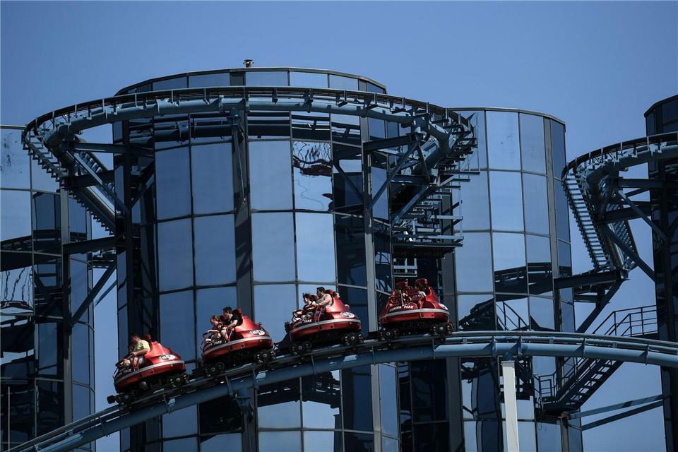 Die Schienen der Achterbahn „Euro-Mir“ führen um verspiegelte Türme.Patrick Seeger/dpa