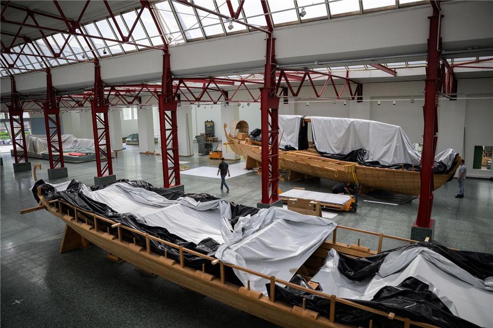Die Schiffe werden für die neue Ausstellung in Position gerückt. Hannes P. Albert/dpa