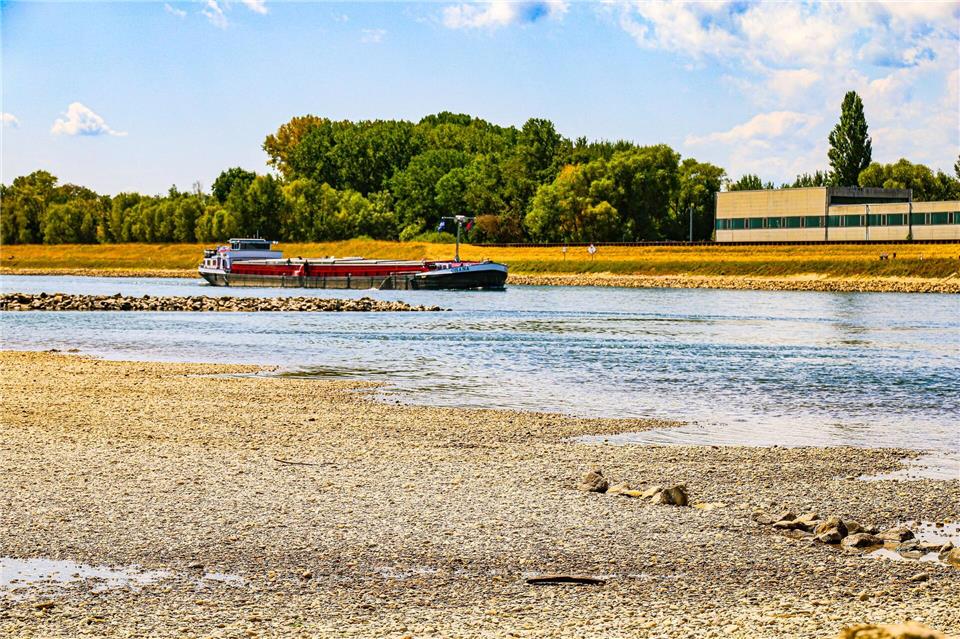 Die Schifffahrt ist auf dem Rhein stellenweise eingeschränkt.Thomas Riedel/dpa