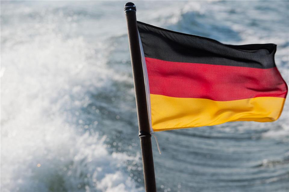 Die Schiffsflagge wirkt sich auf die Arbeitsbedingungen an Bord aus. (Archivbild)Stefan Sauer/dpa-Zentralbild/dpa