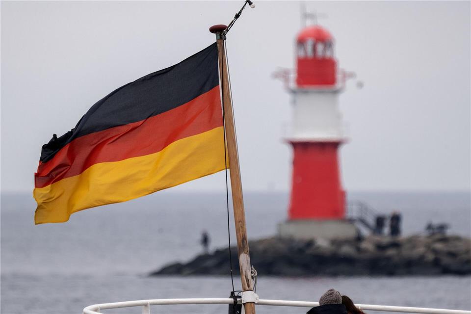 Die Schiffsflagge wirkt sich auf die Arbeitsbedingungen an Bord aus. (Archivbild)Stefan Sauer/dpa