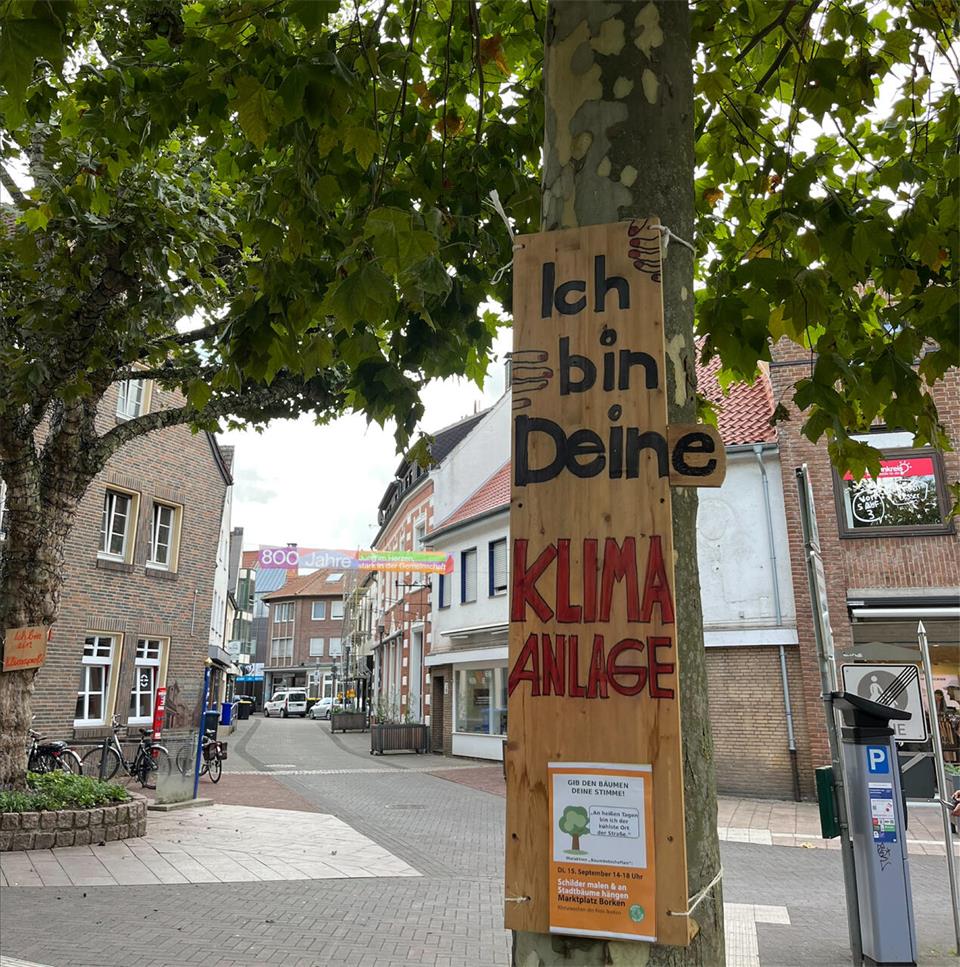 Die Schilder sollen Aufmerksamkeit für den Klimaschutz erzeugen.