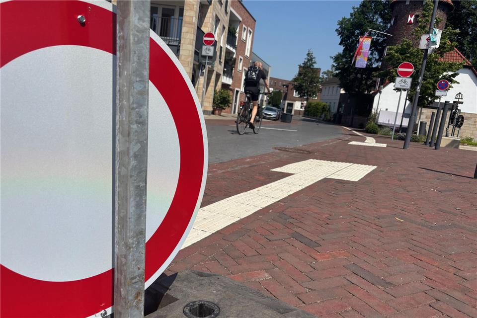 Festumzug: Sonntag ist die Borkener Innenstadt weitgehend dicht Die Schilder und Absperrbaken stehen an den betroffenen Straßen (hier Am Kuhm) schon bereit.