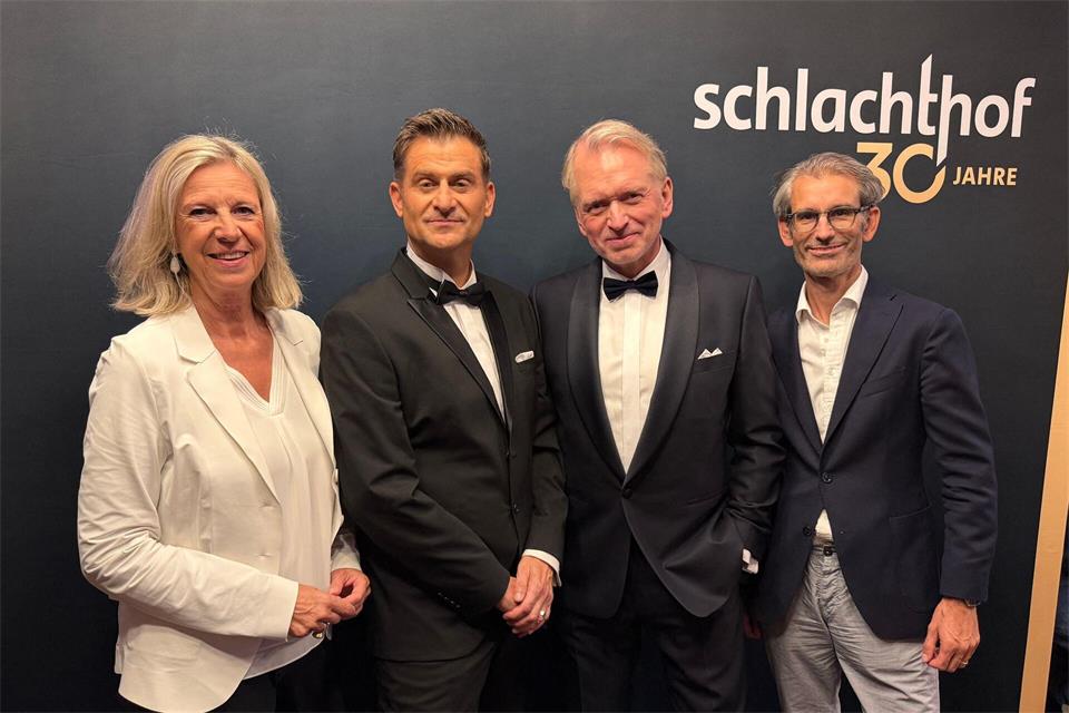 Die „Schlachthof“-Moderatoren Michael Altinger (2. von links) und Christian Springer (3. v.l.) feiern gemeinsam mit BR-Intendantin Katja Wildermuth (links) und Björn Wilhelm (rechts), BR-Programmdirektor Kultur, den 30. Geburtstag der Sendung.Julian Degler/dpa