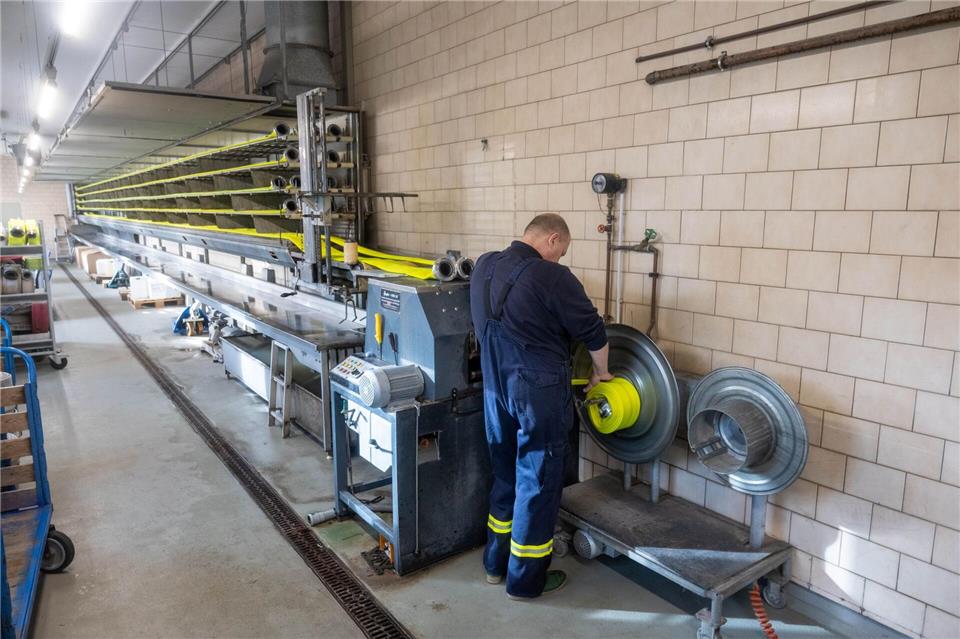 Die Schläuche werden gewaschen, unter Druck getestet, getrocknet, verpackt und wieder an die Feuerwehren übergeben.Stefan Sauer/dpa
