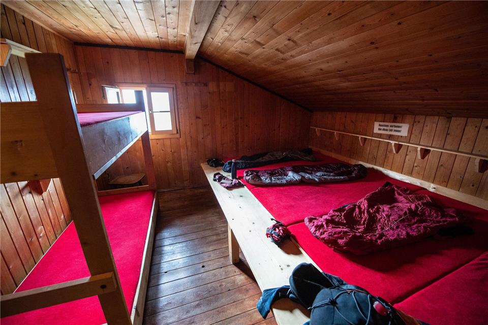 Die Schlafplätze in den Alpenvereinshütten sind begrenzt - und begehrt. (Archivbild)  picture alliance/dpa