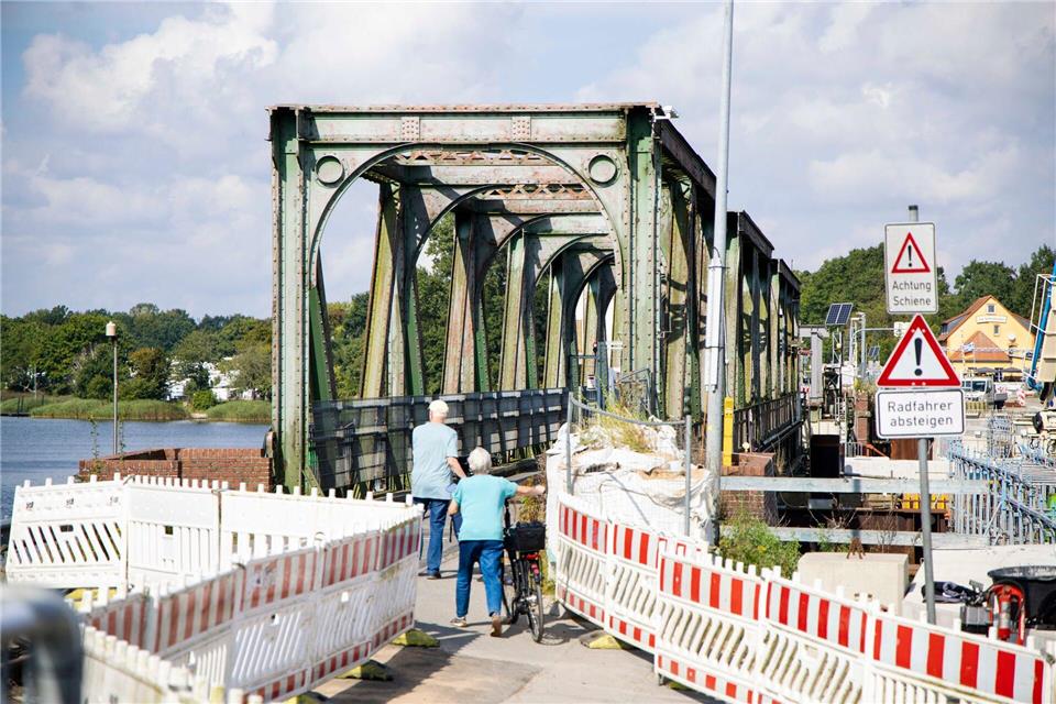 Die Schlei kann hier seit Jahren nur noch über eine provisorische Fußgängerbrücke überquert werden.Frank Molter/dpa