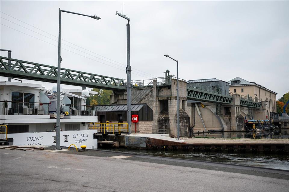 Die Schleuse Viereth am oberfränkischen Main. Ein Binnenschiffer verursachte einen Stromausfall in der Umgebung, als er mit seinem Schiffskran die über den Fluss führende Stromleitung beschädigte.Daniel Vogl/dpa