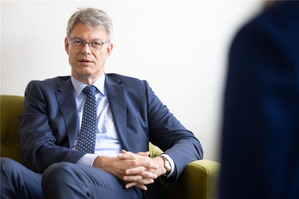 Die Schleusenkammern der Mosel müssen bald erneuert werden, sagt Bundesverkehrsminister Patrick Schnieder (CDU).Boris Roessler/dpa