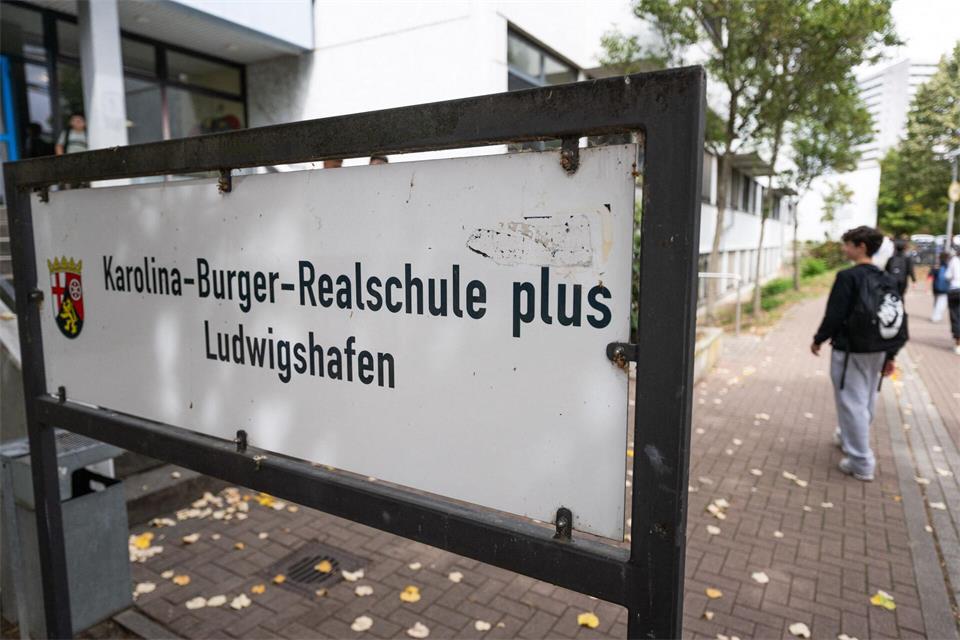 Die Schließung der Brennpunktschule ist keine Option, versichert Bildungsministerin Ute Eiling-Hütig (CDU).Boris Roessler/dpa