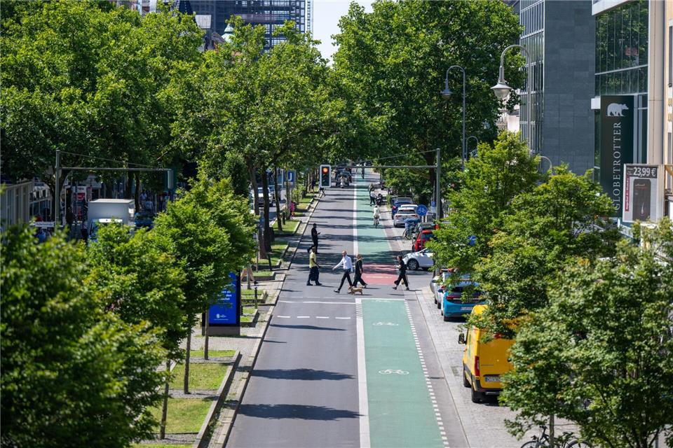Die Schloßstraße ist die wichtigste Einkaufsmeile im Berliner Südwesten - die gleichnamige U-Bahnhaltestelle bleibt ein Provisorium. (Archivfoto)Monika Skolimowska/dpa