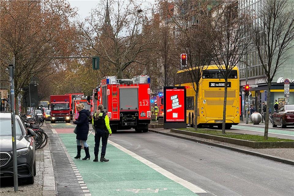 Die Schloßstraße ist wegen des Einsatzes weiträumig gesperrt.Marion van der Kraats/dpa
